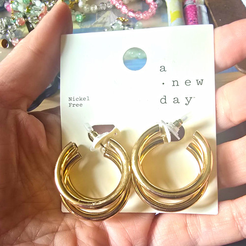 New day gold tone round - tone,