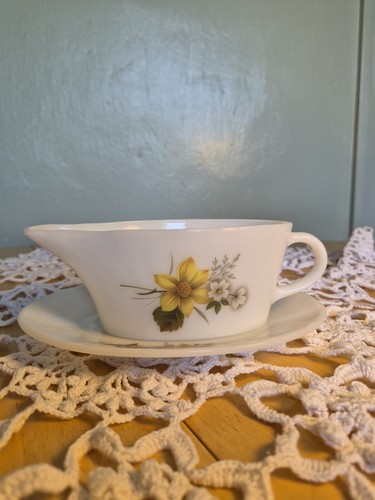 Jaj pyrex gravy boat and - pyrex,