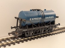 Lima 305643 OO Gauge 6-Wheel Milk Tank Wagon “Express Dairies” No.W44520