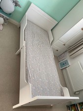 White wooden extendable bed