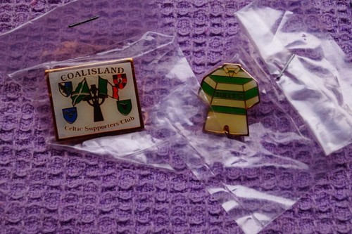 Celtic pin badges incd - 2x,