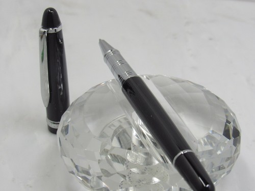 Black kangaroo roller - roller, pen