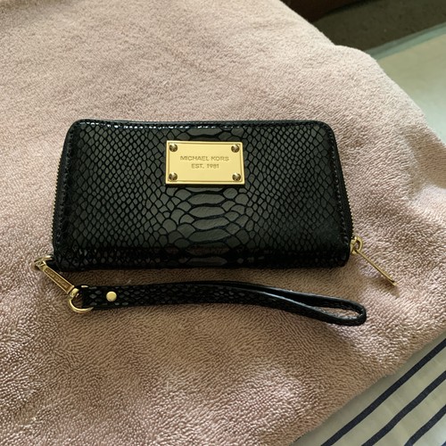 Michael kors small wristlet - michael,