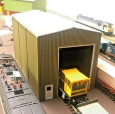 Built 'OO' Gauge Model Railway Modern Engine Shed Green & Grey