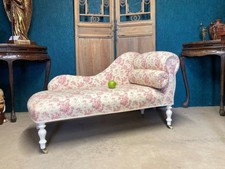 A CHARMING PETITE FLORAL