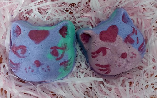 Cat shaped bath - , fruity
