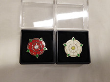NEW LANCASHIRE RED ROSE / YORKSHIRE WHITE ROSE LAPEL TIE PIN BADGE ENAMEL