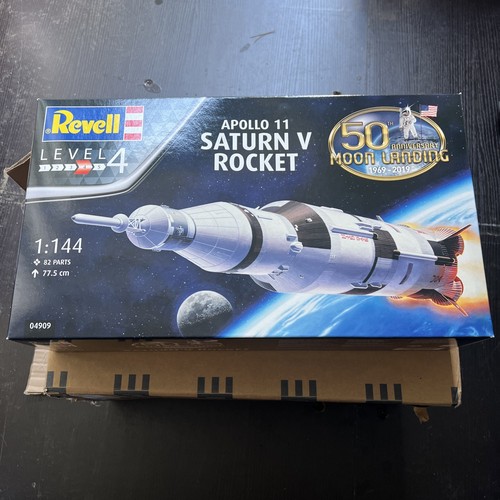 Revell apollo saturn rocket - revell, v