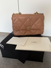 CHANEL 19 Shoulder Bag Medium