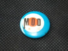 MOD TARGET-PIN BADGE-2.5 CM IN SIZE-GOOD