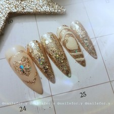 Press on nails, The golden