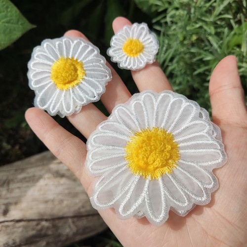 Embroidered daisy sew patch - daisy,