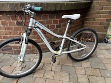 Specialized Girls Hot Rock 24 Inch Wheel white Mountain Bike With Alloy Frame.