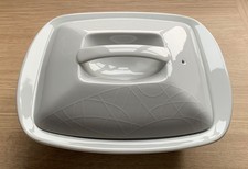 JAMIE OLIVER ‘WHITE ON WHITE’ CHINA EASY PLEASER LIDDED CASSEROLE DISH