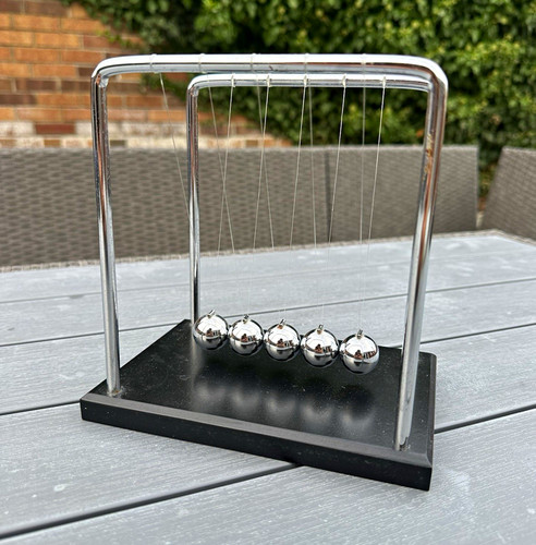 Newton cradle executive - newton’s,