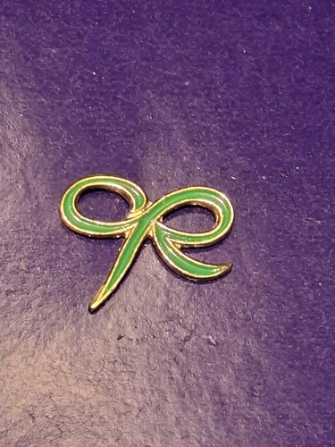 Green macmillan bow enamel pin - green,