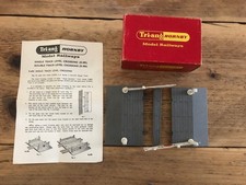 Triang R.495 Single Track Level Crossing Hand Operated 