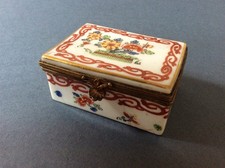 CHANTILLY  FRENCH 18TH C  KAKIEMON DESIGN PORCELAIN BOX RED HUNTING HORN MARK.