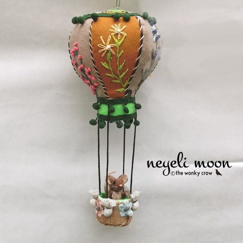 Needle felted mouse and hot