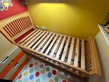 Single trundle bed, solid hardwood, Oak finish, excellent condition