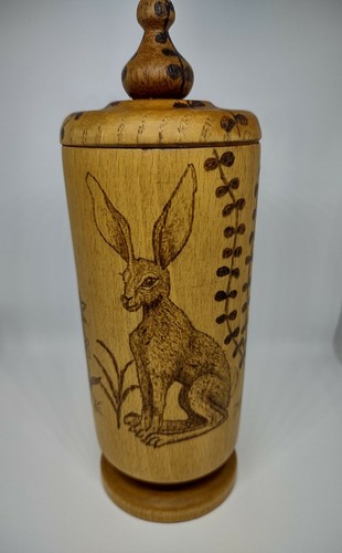 Hares birchwood pot with lid - with,