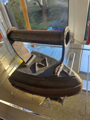 Vintage flat iron number - iron, 7