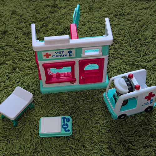 Chad valley vet centre playset - valley,