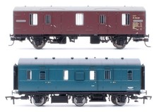 DAPOL/HORNBY 'OO' GAUGE PAIR OF BR MAROON CCT UTILITY & BR BLUE STOVE R COACHES