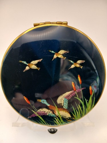 Beautiful vintage stratton - beautiful,