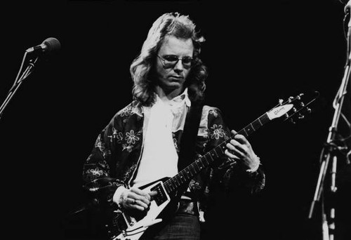Guitarist andy powell plays - andy,