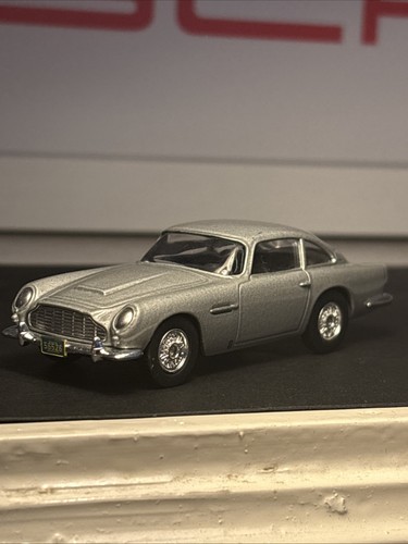Corgi james bond aston martin - corgi,