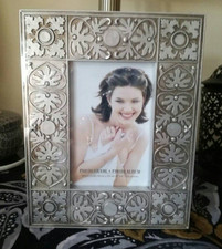VINTAGE STYLE PHOTO FRAME &
