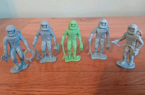 Vintage astronaut figures - 5,