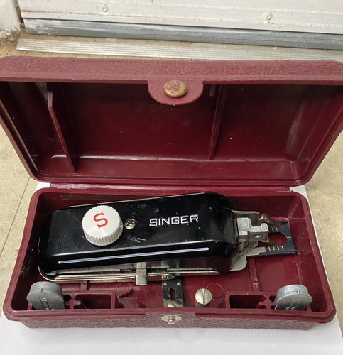 Singer sewing machine - machine, button