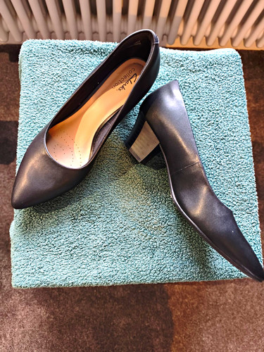 Clarks black leather court - black,