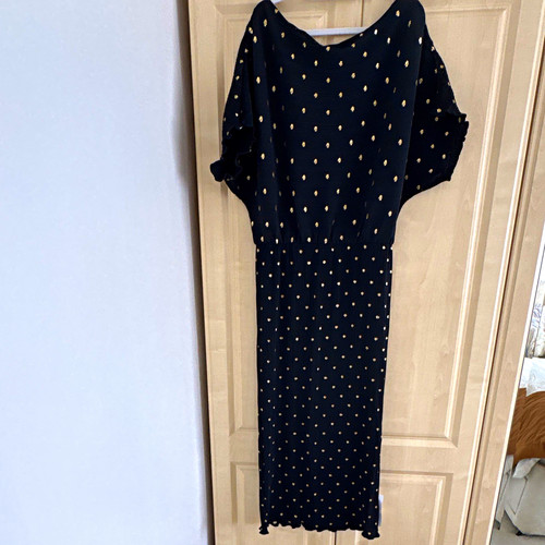 Never fully dressed - dressed, black/gold