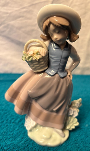 Lladro figurine 1983 girl - figurine, '1983
