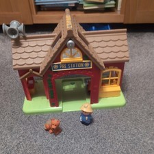 ELC Happyland Fire Station with Figures Playset, working and sounds no doors