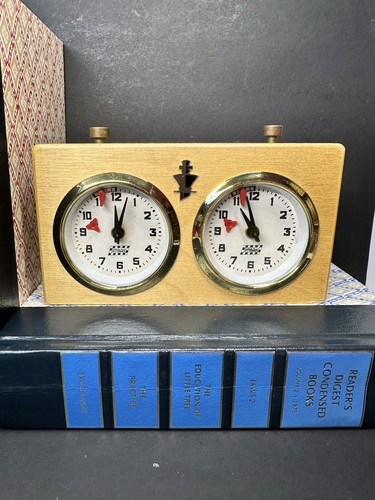Vintage apf rolland chess - v,