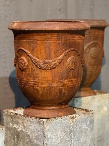 Cast iron urn - cast,
