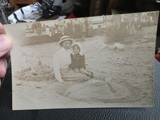BUILDING SANDCASTLES. FELPHAM, WEST SUSSEX 1915. VINTAGE REAL PHOTO POSTCARD
