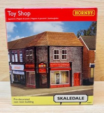 Hornby Skaledale R9829 "Toy Shop" OO Gauge Model Corner Building Boxed.