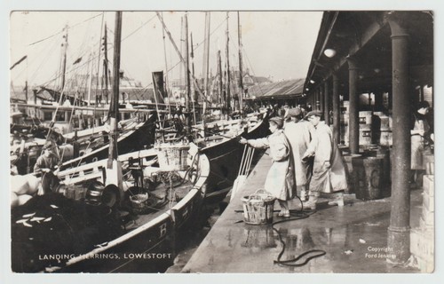 Lowestoft landing herrings - lowestoft, rp