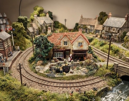 Scale gauge locomotive - n,