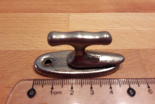 Latch retainer for kitchen - 1,