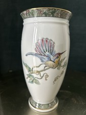  Wedgwood Humming Birds Vase, 1991 Bone China 15.5 cm Tall.