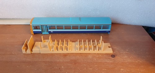 Hornby class 142 railbus pacer - 142,