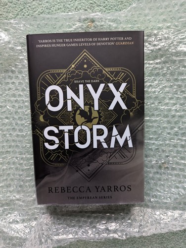 Onyx storm book with sprayed - onyx,