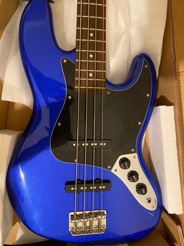 Squier fender jazz bass - by,