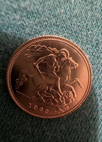 1982 22ct gold - 1982, half